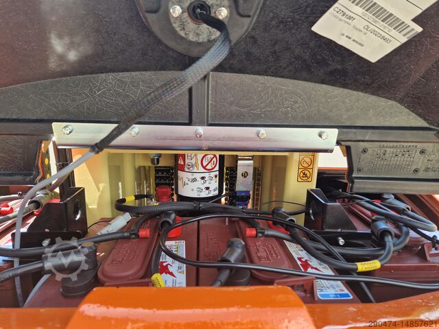 Vertikalna jarbolna radna platforma JLG T12E Plus