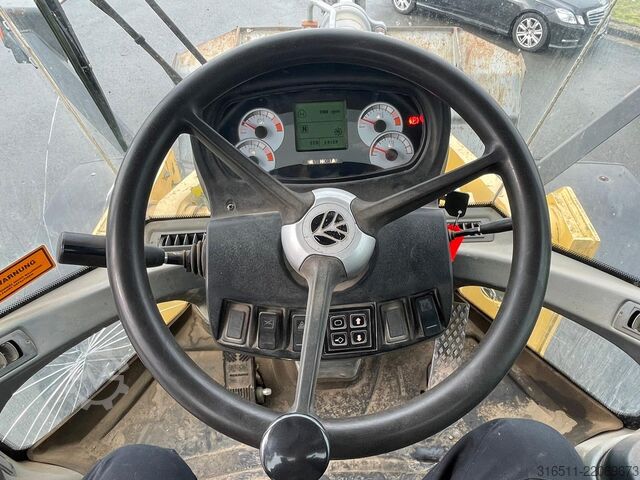 Laadur New Holland W270B