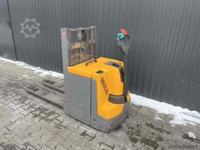 รถ stacker แบบเดินตาม Jungheinrich EJD220