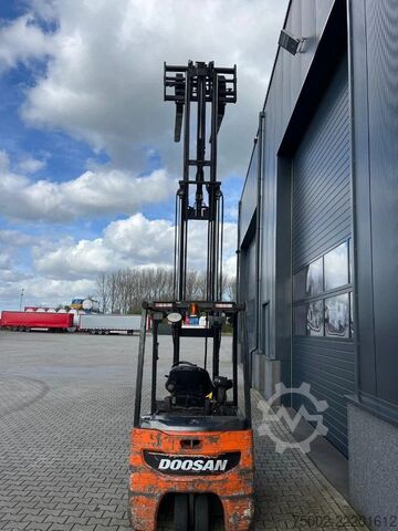 Carretilla elevadora Doosan B18-T7 triplexmast, ss electrisch