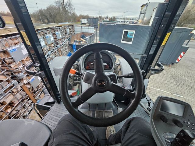 Veículo florestal VALTRA S374 / nur: 1.980h! / 06.2017 / Holzhacker