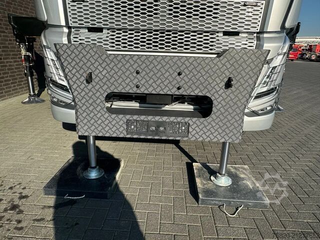 Vrachtwagen met kraan Volvo FH 500 8X4 RF-RT40G  FASSI F1450R.2.8 + JIB L82...