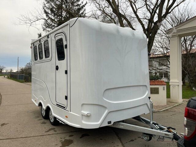 Remorcă pentru transport animale  Steinsberger 3-Pferde mit Bett Modell derfaller