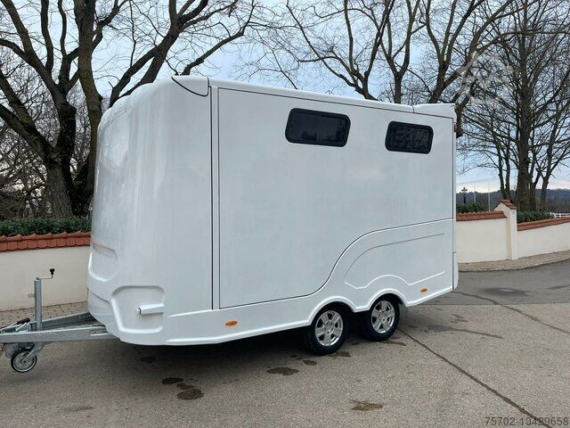 Remorcă pentru transport animale  Steinsberger 3-Pferde mit Bett Modell derfaller