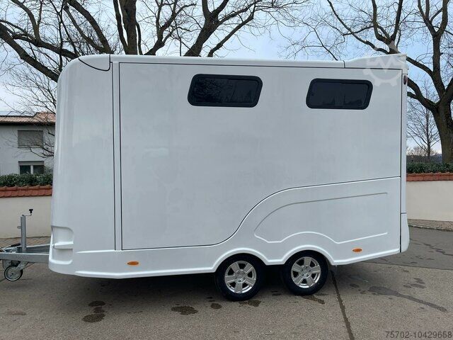 Remorcă pentru transport animale  Steinsberger 3-Pferde mit Bett Modell derfaller