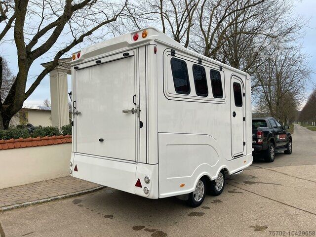 Remorcă pentru transport animale  Steinsberger 3-Pferde mit Bett Modell derfaller