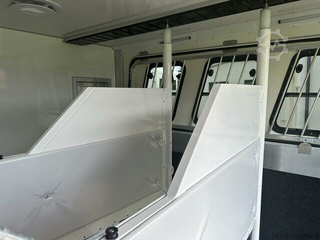 Remorcă pentru transport animale  Steinsberger 3-Pferde mit Bett Modell derfaller