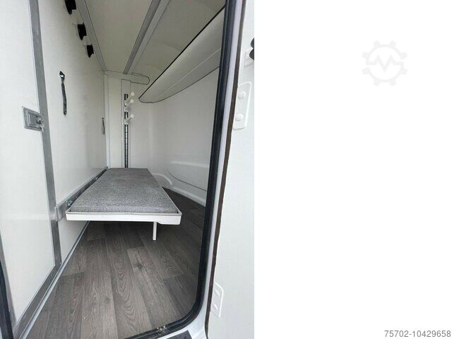Remorcă pentru transport animale  Steinsberger 3-Pferde mit Bett Modell derfaller