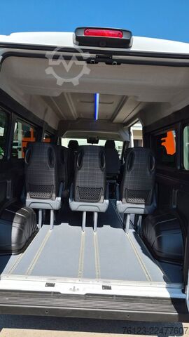 Furgoneta de caja alta PEUGEOT Boxer  Hochraum 9 Sitzer L3H2 verglast BlueHDi