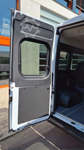 Furgoneta de caja alta PEUGEOT Boxer  Hochraum 9 Sitzer L3H2 verglast BlueHDi