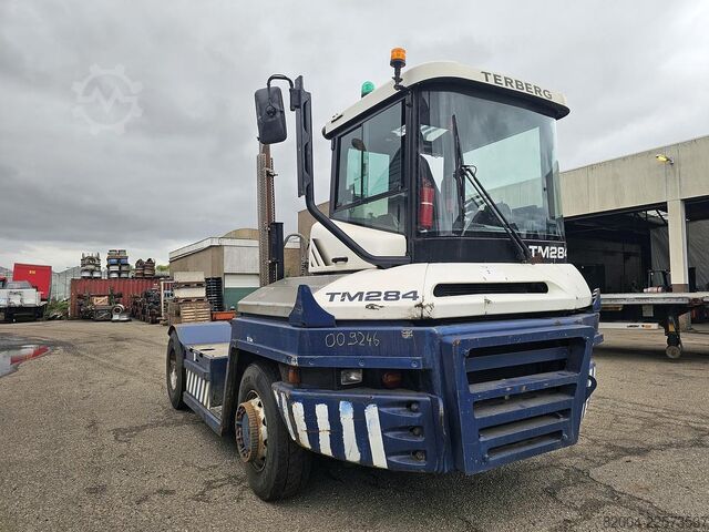 รถแทรกเตอร์ปลายทาง TERBERG RT283 /TERMINAL TRACTOR 4X4/ TURNING CHAIR. /AU...