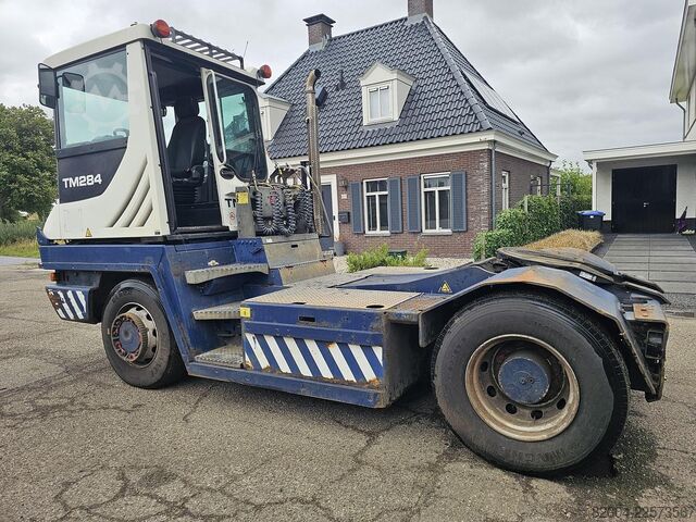 รถแทรกเตอร์ปลายทาง TERBERG RT283 /TERMINAL TRACTOR 4X4/ TURNING CHAIR. /AU...