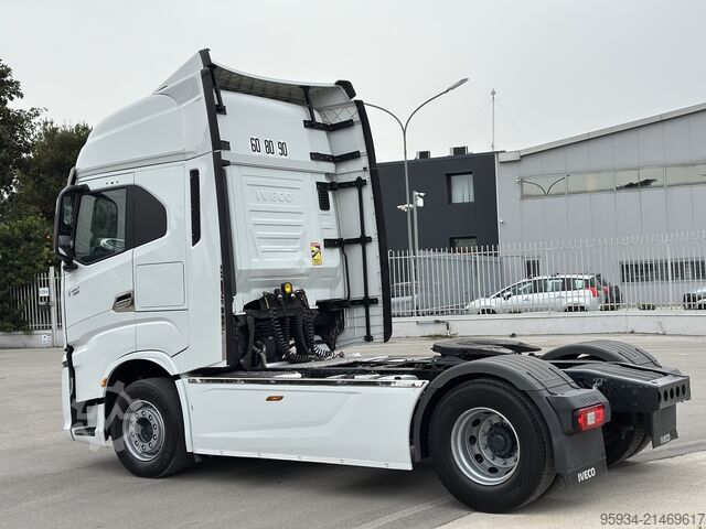 Standart çekici ünitesi Iveco S-WAY 490