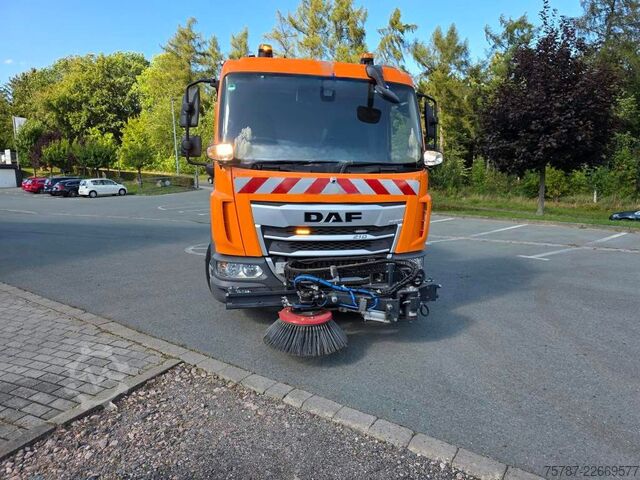 道路清掃車 DAF XB 210 Kehrmaschine wie neu Brock VS4 Kehraufbau
