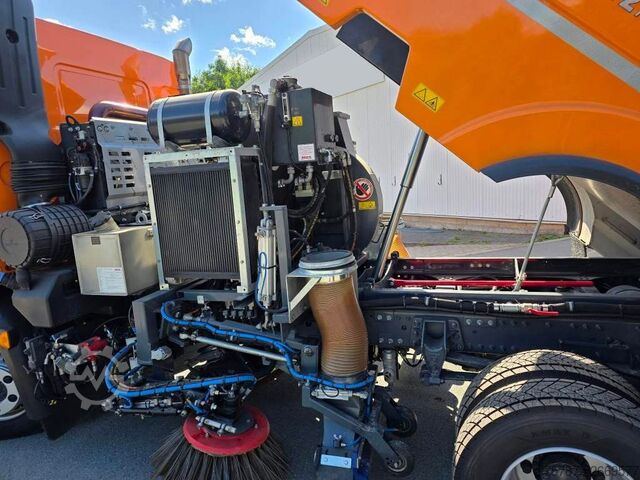 Balayeuse de voirie DAF XB 210 Kehrmaschine wie neu Brock VS4 Kehraufbau