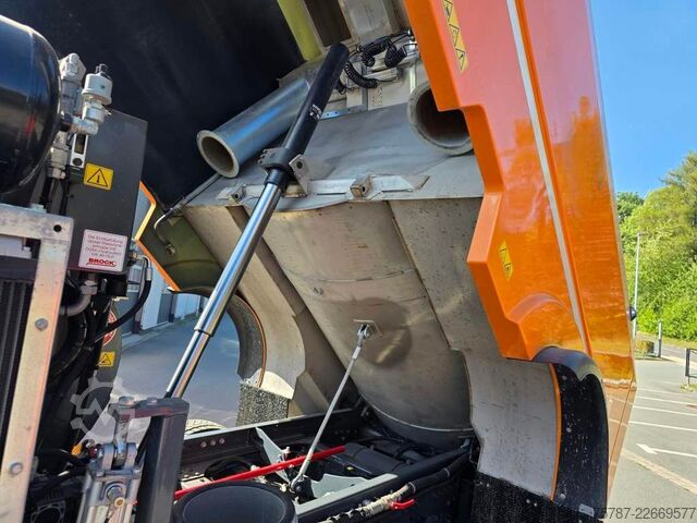 Balayeuse de voirie DAF XB 210 Kehrmaschine wie neu Brock VS4 Kehraufbau