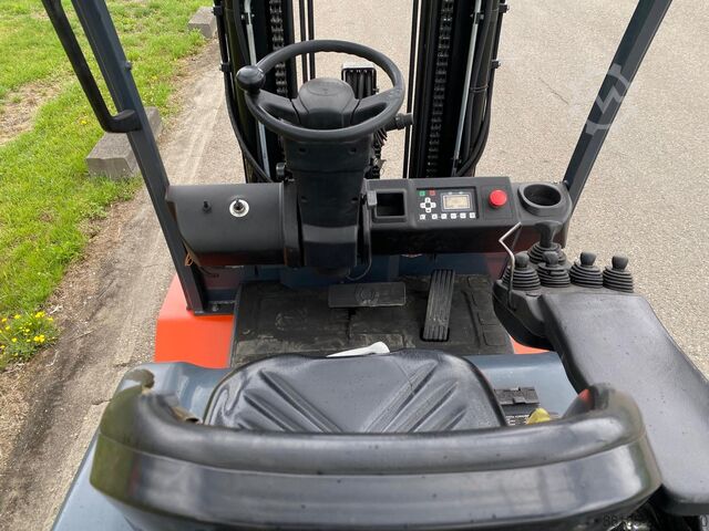 Forklift roda empat Toyota 8FBMT45