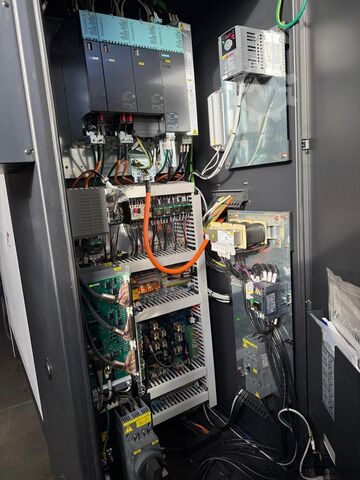 Pusat permesinan vertikal Doosan DNM 4500