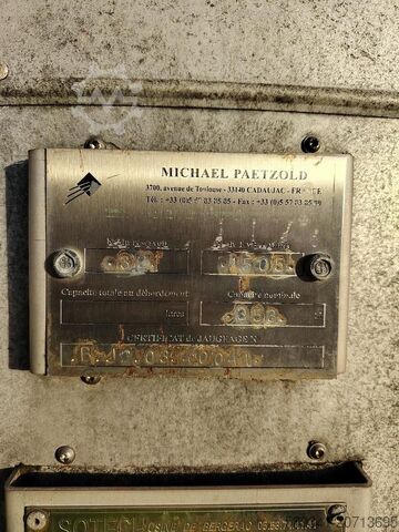 خزان فولاذي مقاوم للصدأ بسعة 350 هكتولتر – أسطواني الشكل على أرجل – للضغط / معزول / مزود بسلم أمان