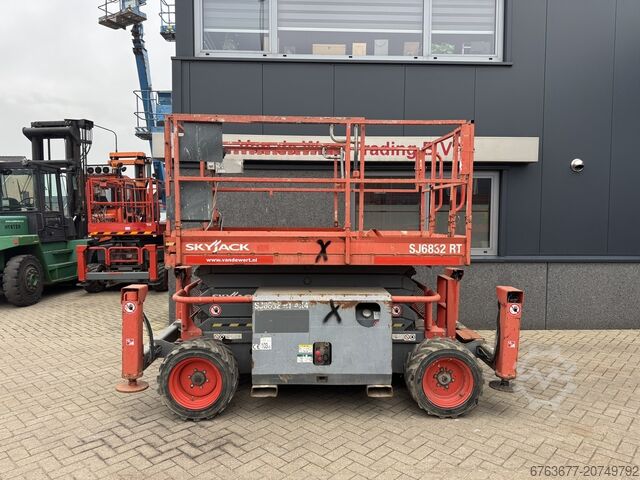 Skyjack SJ 6832RT plataforma elevatória tipo tesoura / tesoura / plataforma de trabalho 2015, 4x4, m SKYJACK SJ 6832RT Schaarhoogwerker / Scissor / Arbeitsbuhne 2015 4X4 Kubota Diesel 12M Werkhoogte