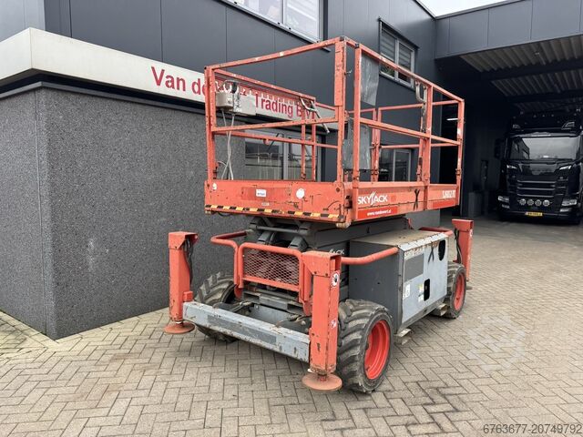 Skyjack SJ 6832RT plataforma elevatória tipo tesoura / tesoura / plataforma de trabalho 2015, 4x4, m SKYJACK SJ 6832RT Schaarhoogwerker / Scissor / Arbeitsbuhne 2015 4X4 Kubota Diesel 12M Werkhoogte