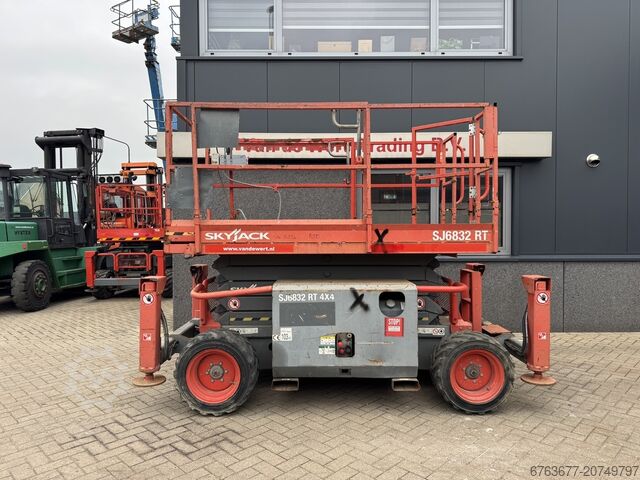 Skyjack SJ 6832RT Plataforma Elevatória de Tesoura / Scissor Lift / Plataforma de Trabalho 2015 4X4  SKYJACK SJ 6832RT Schaarhoogwerker / Scissor / Arbeitsbuhne 2015 4X4 Kubota Diesel 12M Werkhoogte