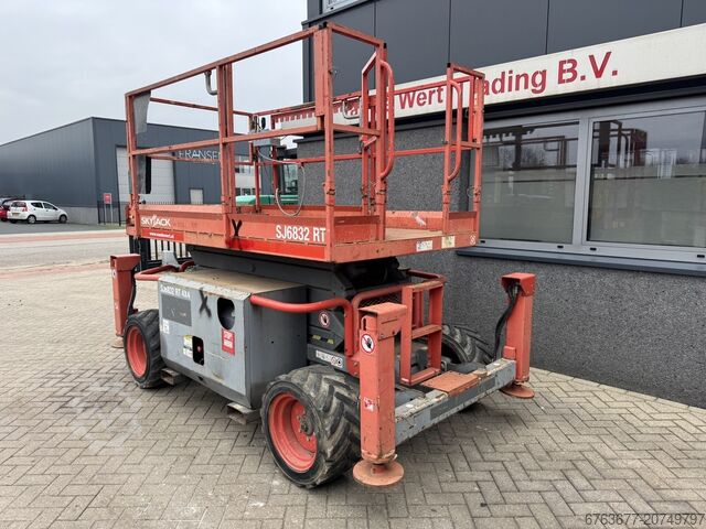 Skyjack SJ 6832RT Plataforma Elevatória de Tesoura / Scissor Lift / Plataforma de Trabalho 2015 4X4 SKYJACK SJ 6832RT Schaarhoogwerker / Scissor / Arbeitsbuhne 2015 4X4 Kubota Diesel 12M Werkhoogte