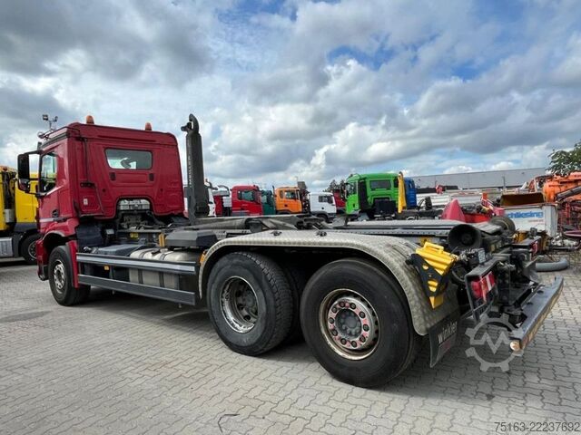 Camión portacontenedores de gancho MERCEDES-BENZ Arocs 2540 L 6x2 Abrollkipper Meiller