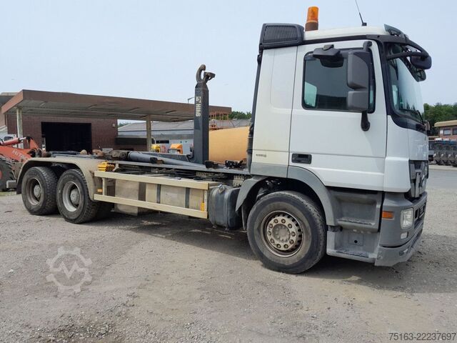 Camión portacontenedores de gancho MERCEDES-BENZ Actros 2644 6x4 Abrollkipper Hiab XR 21S59
