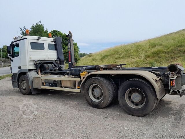 Camión portacontenedores de gancho MERCEDES-BENZ Actros 2644 6x4 Abrollkipper Hiab XR 21S59
