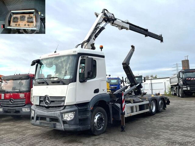Camión portacontenedores de gancho MERCEDES-BENZ Antos 2543 L 6x2 Abrollkipper mit Kran Funk+Grei