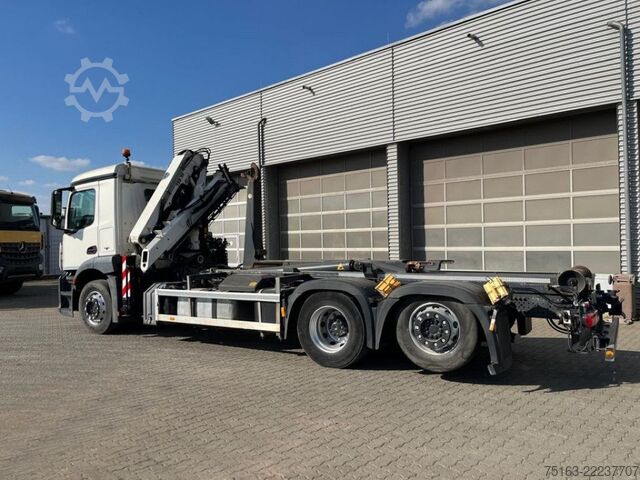 Camión portacontenedores de gancho MERCEDES-BENZ Antos 2543 L 6x2 Abrollkipper mit Kran Funk+Grei