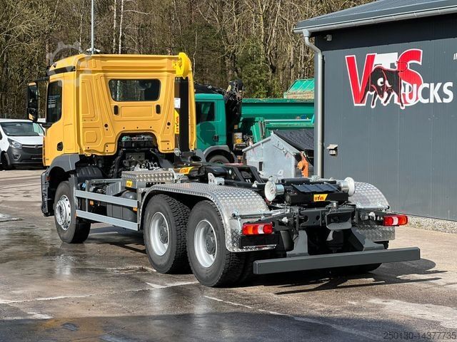 Camión portacontenedores de gancho MERCEDES-BENZ Arocs 2646 mit HYVA 2047-S Abrollkipper *NEU*