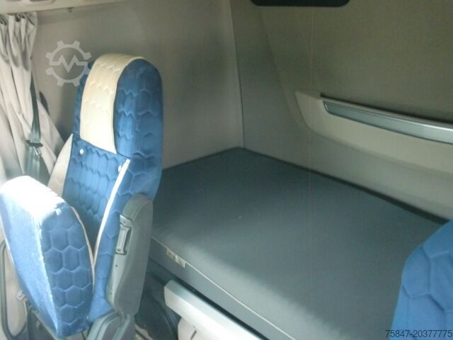 Hefðbundin dráttarbíll DAF XG+ 530 FT Intarder 2x Tank Relax