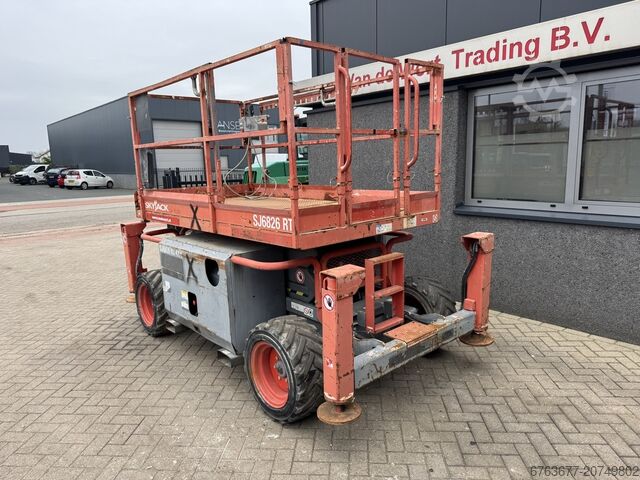 Skyjack SJ 6826RT plataforma tesoura / tesoura / plataforma de trabalho 2015, 4x4, motor Diesel Kubo SKYJACK SJ 6826RT Schaarhoogwerker / Scissor / Arbeitsbuhne 2015 4X4 Kubota Diesel 10M Werkhoogte