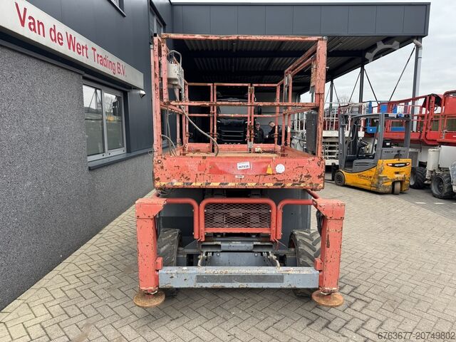 Skyjack SJ 6826RT plataforma tesoura / tesoura / plataforma de trabalho 2015, 4x4, motor Diesel Kubo SKYJACK SJ 6826RT Schaarhoogwerker / Scissor / Arbeitsbuhne 2015 4X4 Kubota Diesel 10M Werkhoogte