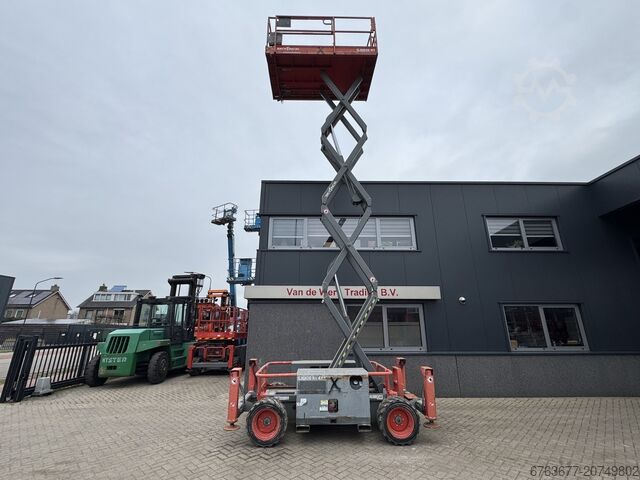 Skyjack SJ 6826RT plataforma tesoura / tesoura / plataforma de trabalho 2015, 4x4, motor Diesel Kubo SKYJACK SJ 6826RT Schaarhoogwerker / Scissor / Arbeitsbuhne 2015 4X4 Kubota Diesel 10M Werkhoogte