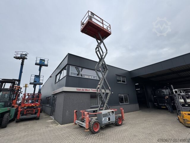 Skyjack SJ 6826RT plataforma tesoura / tesoura / plataforma de trabalho 2015, 4x4, motor Diesel Kubo SKYJACK SJ 6826RT Schaarhoogwerker / Scissor / Arbeitsbuhne 2015 4X4 Kubota Diesel 10M Werkhoogte