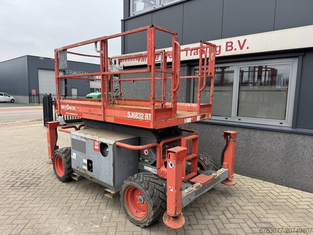 Skyjack SJ 6832RT plataforma elevatória tipo tesoura / tesoura / plataforma de trabalho 2015, 4x4, m SKYJACK SJ 6832RT Schaarhoogwerker / Scissor / Arbeitsbuhne 2015 4X4 Kubota Diesel 12M Werkhoogte