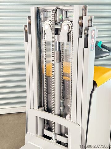 High lift truck driver Jungheinrich ERD 220 - Service Neu- Triplex - Batterie 92%