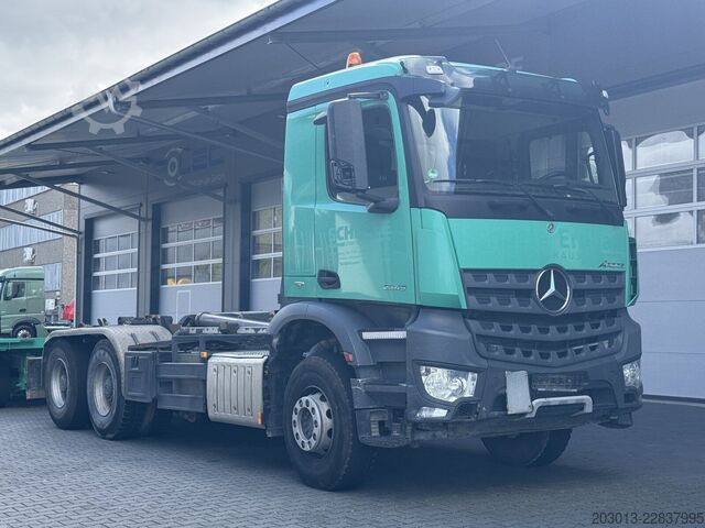 Rúllupalli vörubíll MERCEDES-BENZ Arocs 2645 6x4 Abrollkipper MEILLER Blatt Luft