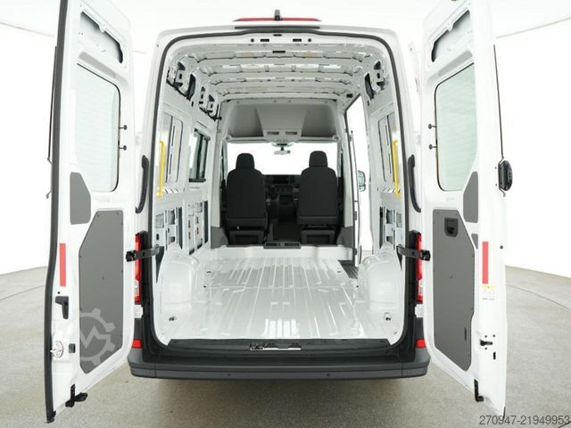 Furgoneta de caja alta VOLKSWAGEN Crafter Kasten 35 L3H3 Autom. NAVI SITZHZ ACC