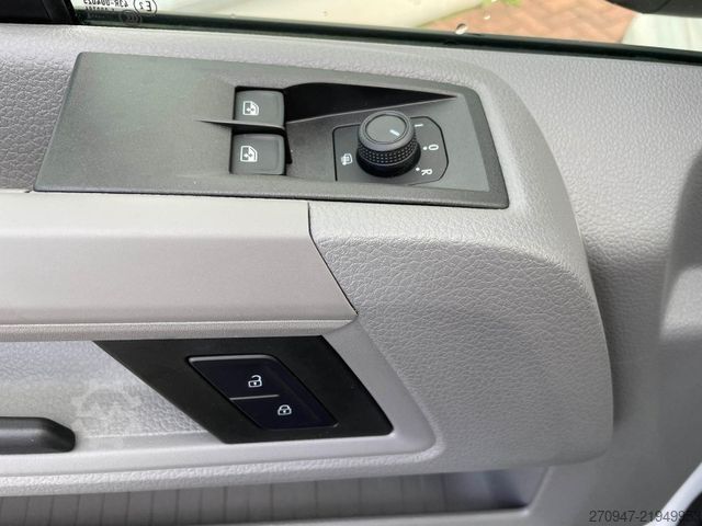 Furgoneta de caja alta VOLKSWAGEN Crafter Kasten 35 L3H3 Autom. NAVI SITZHZ ACC