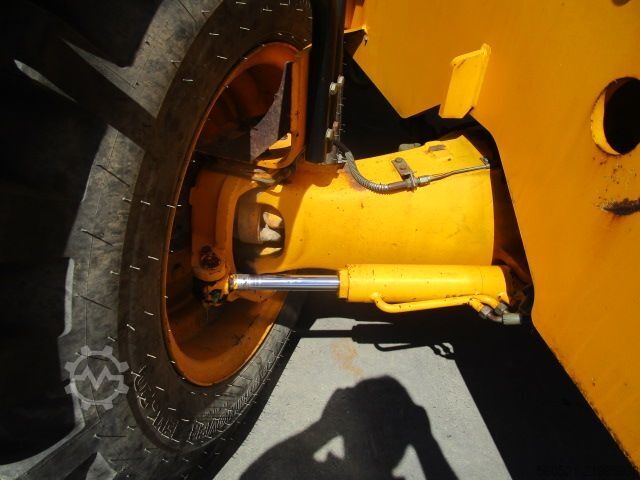 Kruti teleskopski manipulator JCB 532-120 (12m - 3,2 Ton.) mit Schaufel