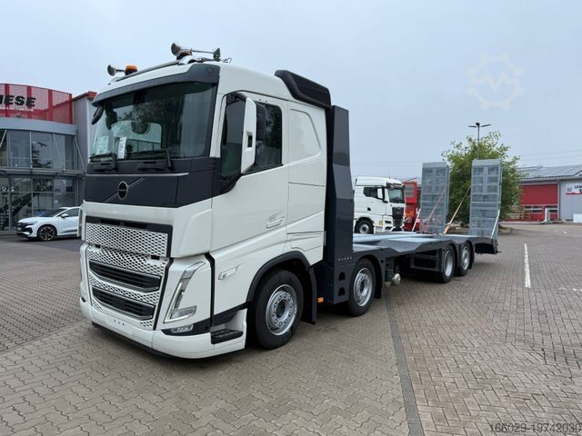 Bärgningsbil VOLVO Arbeitsbühnen Baumaschinentransporter mit Rampen