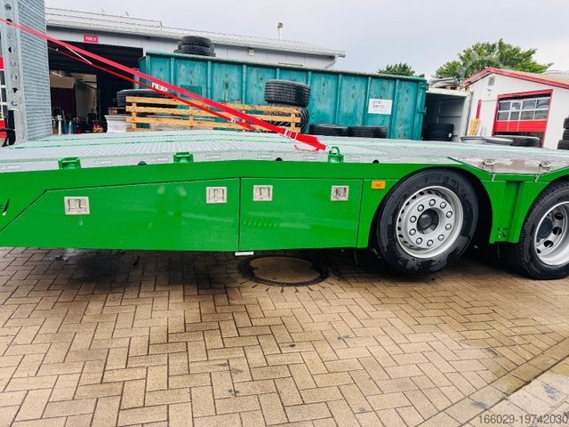 Bärgningsbil VOLVO Arbeitsbühnen Baumaschinentransporter mit Rampen