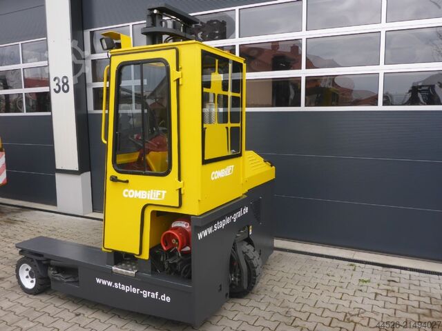 Încărcător lateral cu patru căi Combilift C3000