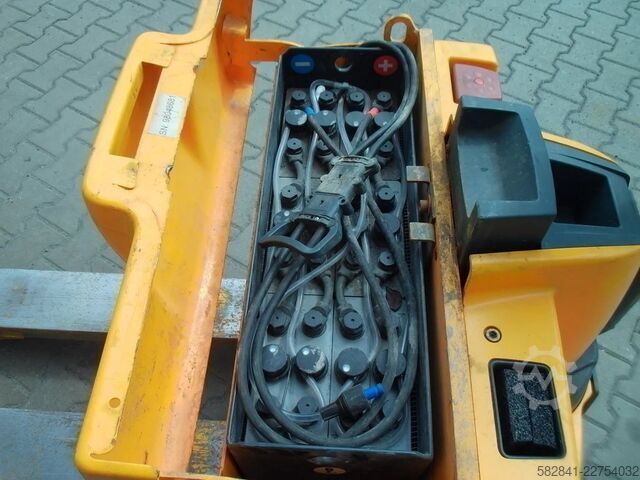 Pengangkut palet elektrik aras rendah JUNGHEINRICH EJE 220