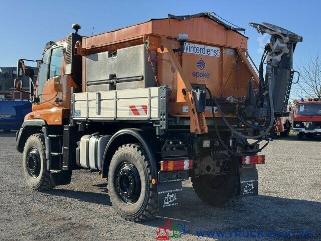 Nákladné vozidlo na špeciálne účely Unimog U 400 4x4 Winterdienst epoke Salzstreuer 238 PS