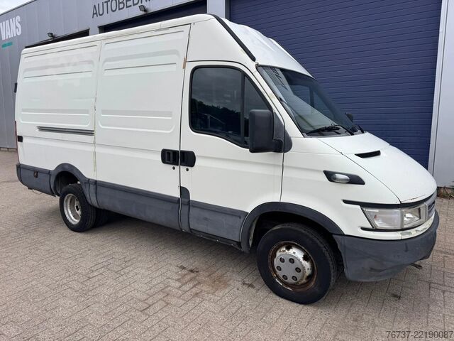 รถตู้ตู้ทึบ Iveco Daily **35C12-2300CC**